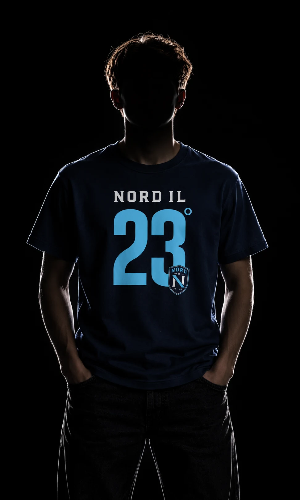 Modell i Nord IL-t-skjorte mot mørk bakgrunn